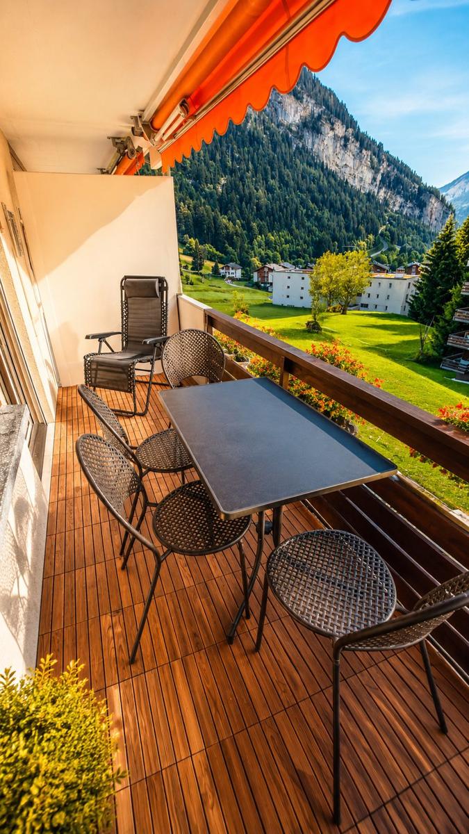 Le balcon plein sud, table et transat