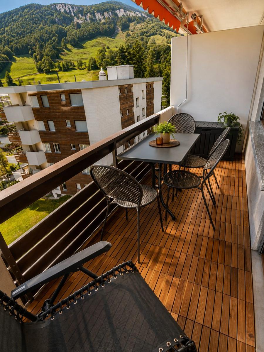 La vue sur la montagne depuis le balcon