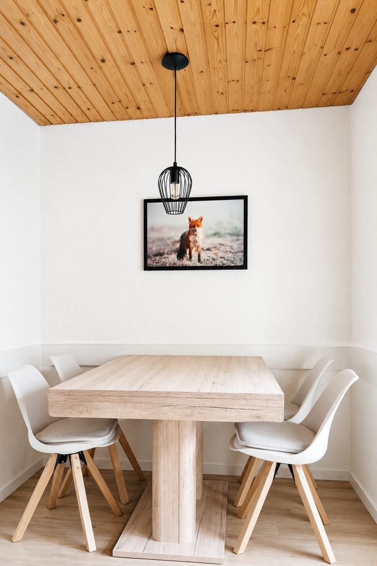 La table et les chaises près de la fenêtre