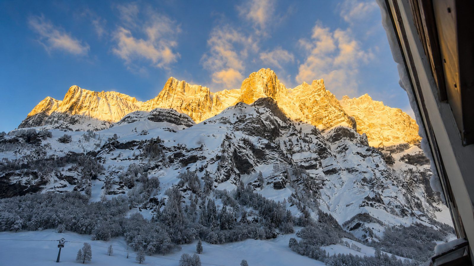 Lever de soleil sur les parois enneigées, vu depuis le balcon du studio