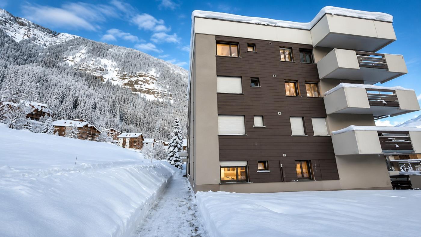 L'immeuble en hiver, sous la neige